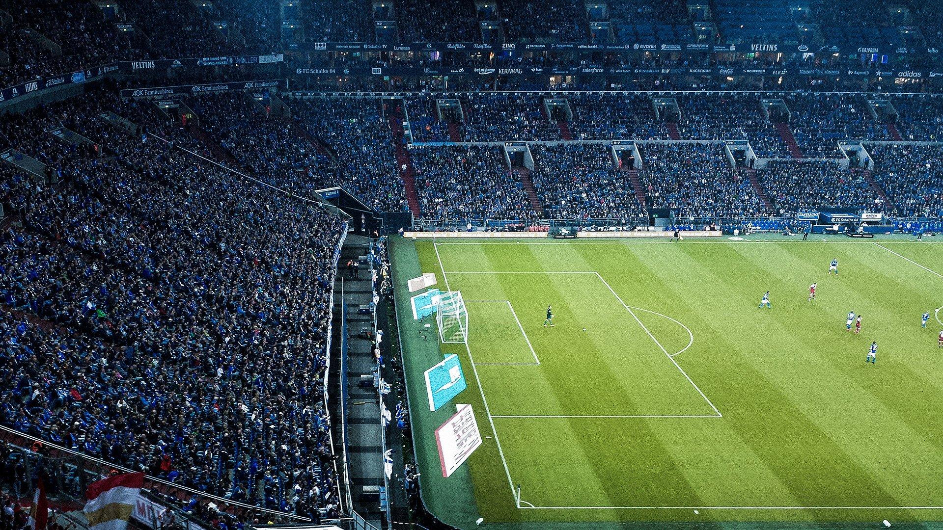 欧冠史诗级对决!国际米兰与巴萨激战演绎9次比分逆转,历史并列第二惊魂剧本